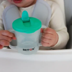 Child holding the Britton First Cup 200 ml green